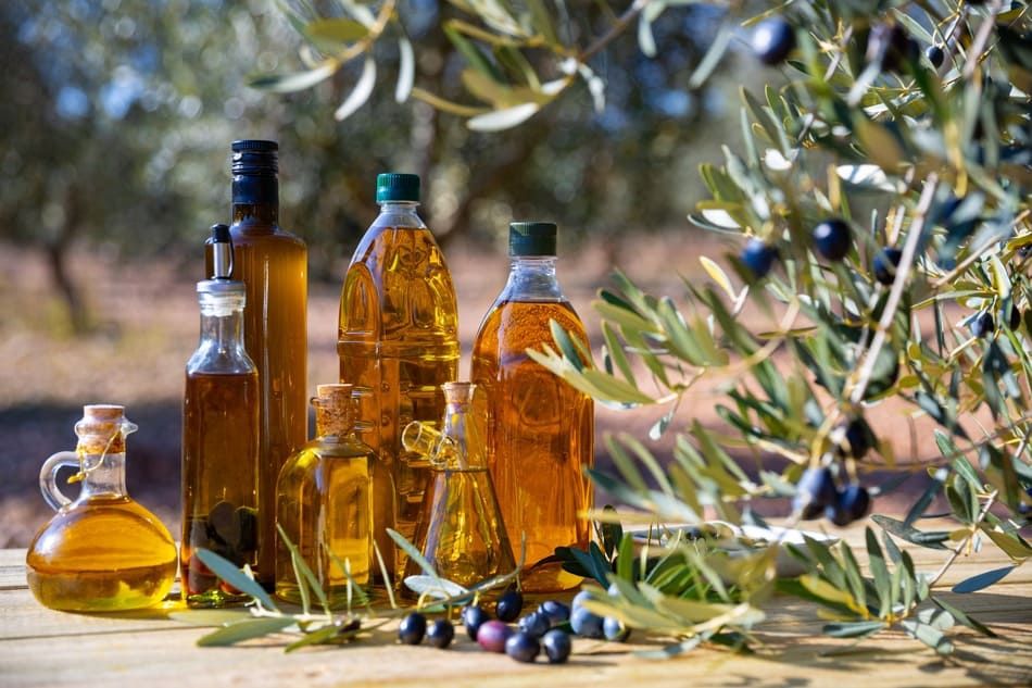 botellas de aceite de oliva de diferentes tamaños